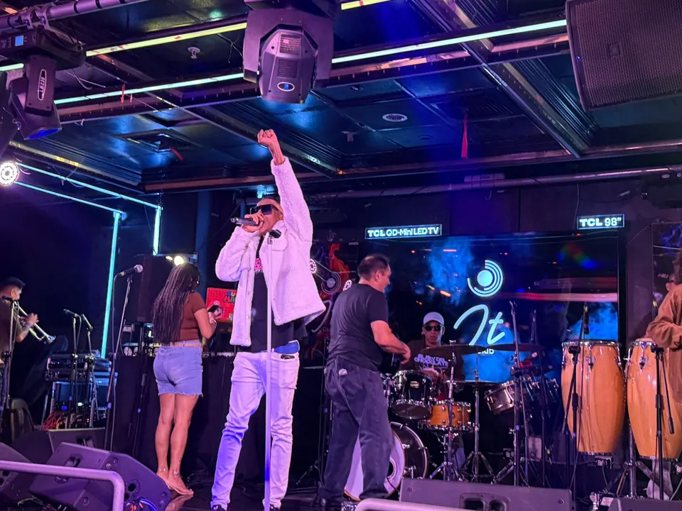 Cabulero en show en vivo con banda y luces de escenario