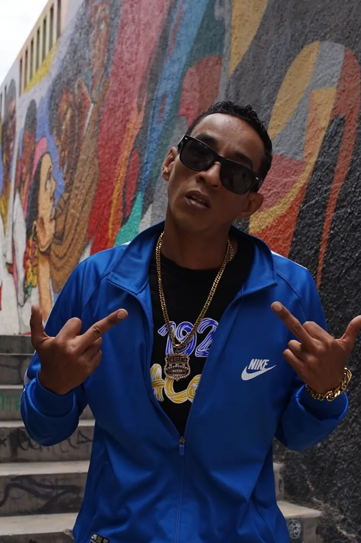 Cabulero con chaqueta azul