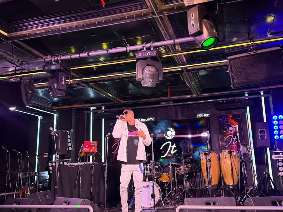 Cabulero en escenario con banda